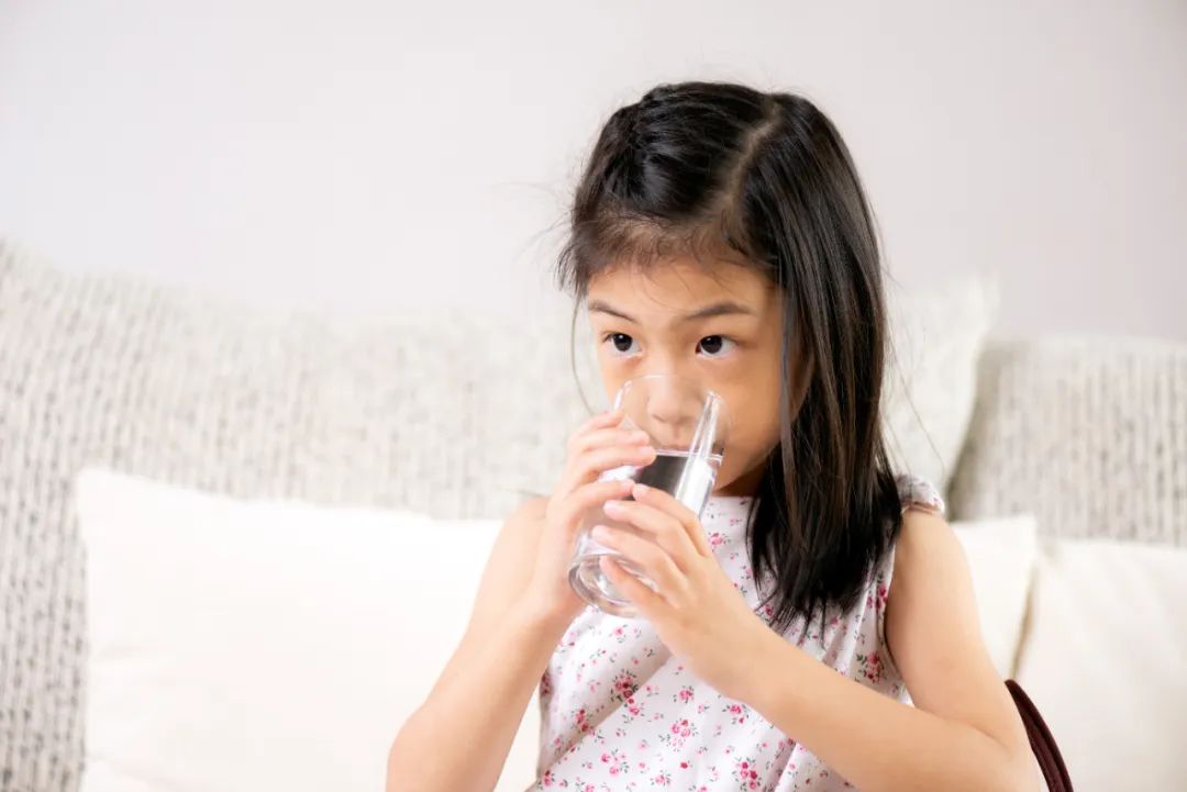 孩子吃吐了还要再吃吗_小孩吃住了呕吐怎么办_儿童呕吐还吃饭吗