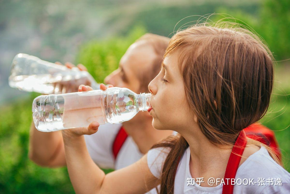 儿童呕吐还吃饭吗_小孩吃住了呕吐怎么办_孩子吃吐了还要再吃吗