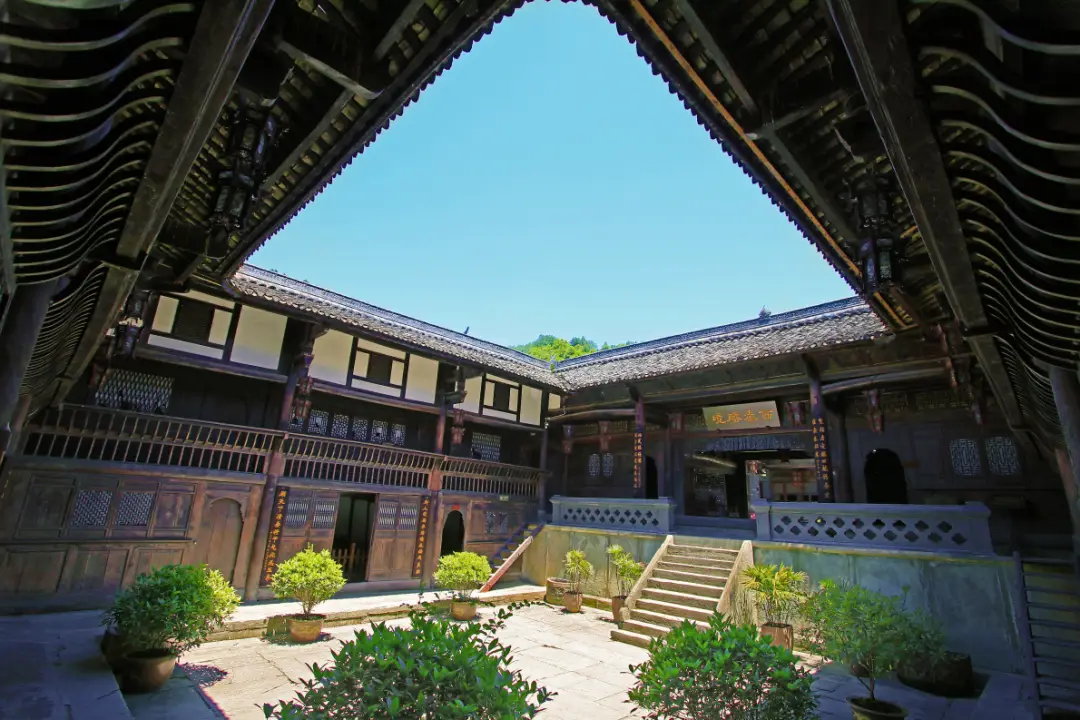 天井青花瓷_青天井_天井青苔怎么去除